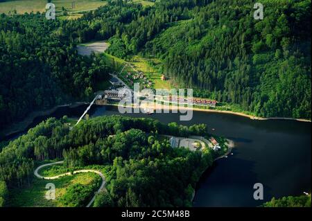 dolnoslaskie, castello grodno, Zagorze SL, slesia, polonia, bassa slesia, dorata, treno, sowie, gory, montagna, aria, aero, diga d'acqua a Zagórze Śląskie, Foto Stock