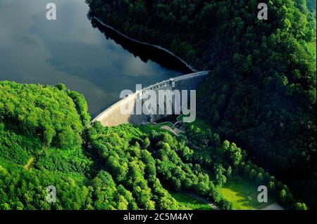 dolnoslaskie, castello grodno, Zagorze SL, slesia, polonia, bassa slesia, dorata, treno, sowie, gory, montagna, aria, aero, diga d'acqua a Zagórze Śląskie, Foto Stock