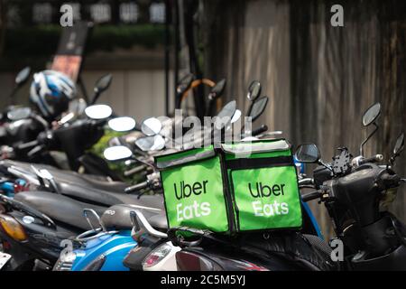 Taipei, Taiwan - Aprile, 2020 : Uber mangia una scatola su un motociclo, servizio di consegna a Taipei, Taiwan Foto Stock