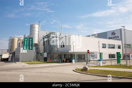 Amburgo, Germania. 18 Giugno 2020. Vista esterna con ingresso principale dell'impianto di produzione della fabbrica di birra Holsten nel quartiere di Amburgo Hausbruch. (A dpa 'Holsten-Brauerei ben arrivato a Hausbruch nonostante la crisi di Corona') Credit: Christian Charisius/dpa/Alamy Live News Foto Stock