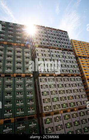 Amburgo, Germania. 18 Giugno 2020. Le scatole di vuoti sono impilate nei locali della fabbrica di birra Holsten nel distretto di Hausbruch ad Amburgo. (A dpa 'Holsten-Brauerei è arrivato bene a Hausbruch nonostante la crisi di Corona') Credit: Christian Charisius/dpa/Alamy Live News Foto Stock