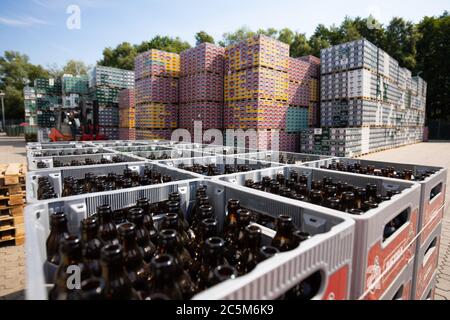 Amburgo, Germania. 18 Giugno 2020. Le scatole di vuoti sono impilate nel sistema di smistamento dei vuoti nei locali della fabbrica di birra Holsten nel distretto di Hausbruch ad Amburgo. (A dpa 'Holsten-Brauerei è arrivato bene a Hausbruch nonostante la crisi di Corona') Credit: Christian Charisius/dpa/Alamy Live News Foto Stock