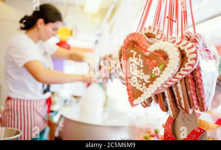 Heidelberg, Germania. 03 luglio 2020. I cuori di pan di zenzero con l'iscrizione 'ti amo' appendono in un carro dello showman che offre caramelle di cotone e mandorle tostate. Per alcune delle carnies, che sono state colpite male dalla crisi di Corona, la città di Heidelberg sta creando nuove opportunità per guadagnare denaro. Una dozzina di proprietari di stalle hanno venduto dolci e vari piatti nel centro della città dalle 11 alle 20 dal venerdì. Credit: Uwe Anspach/dpa/Alamy Live News Foto Stock