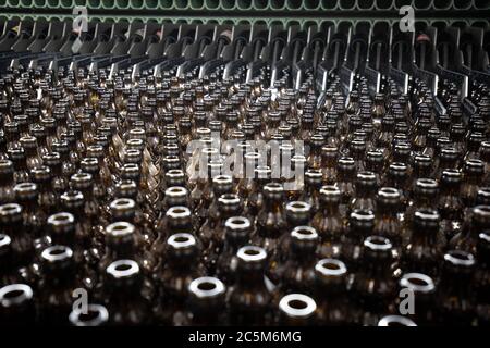 Amburgo, Germania. 18 Giugno 2020. Le bottiglie di birra vuote vengono lasciate nel sistema di pulizia delle bottiglie presso lo stabilimento di produzione della fabbrica di birra Holsten nel quartiere Hausbruch di Amburgo. (A dpa 'Holsten-Brauerei è arrivato bene a Hausbruch nonostante la crisi di Corona') Credit: Christian Charisius/dpa/Alamy Live News Foto Stock