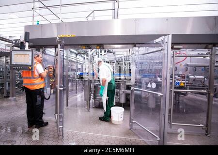 Amburgo, Germania. 18 Giugno 2020. Due operatori di macchine durante i lavori di pulizia nello stabilimento di imbottigliamento della fabbrica di birra Holsten nel distretto di Hausbruch ad Amburgo. (A dpa 'Holsten-Brewery ben arrivato a Hausbruch nonostante la crisi di Corona') Credit: Christian Charisius/dpa/Alamy Live News Foto Stock