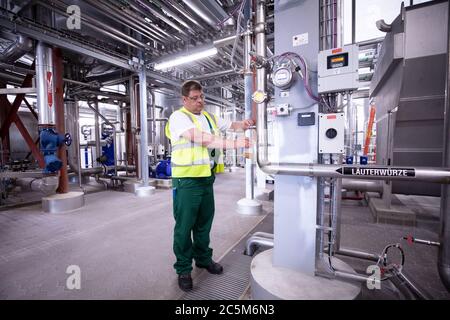 Amburgo, Germania. 18 Giugno 2020. Un produttore di birra effettua un prelievo durante il processo di lauterizzazione nello stabilimento di produzione della fabbrica di birra Holsten nel distretto di Hausbruch ad Amburgo. (A dpa 'Holsten-Brauerei è arrivato bene a Hausbruch nonostante la crisi di Corona') Credit: Christian Charisius/dpa/Alamy Live News Foto Stock