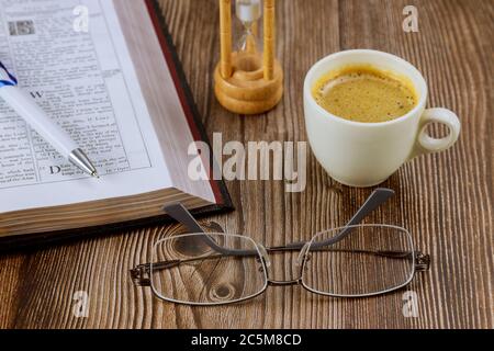 CHICAGO il US 01 LUGLIO 2020: Bibbia con occhiali uno studio personale della Sacra Bibbia con una tazza di caffè Foto Stock