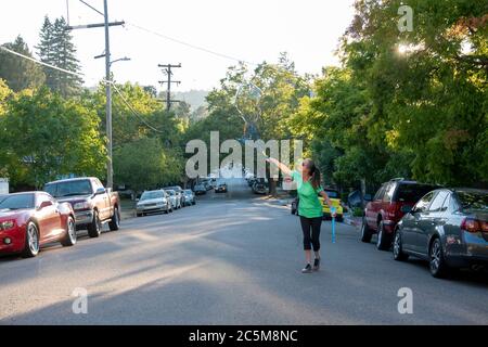 Questa donna crea bolle come un modo per regolare il suo atteggiamento a San Rafael, CA. Foto Stock