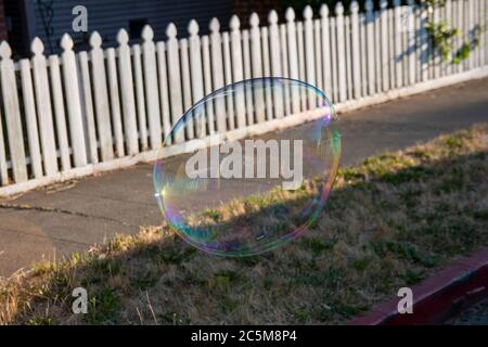 Questa donna crea bolle come un modo per regolare il suo atteggiamento a San Rafael, CA. Foto Stock