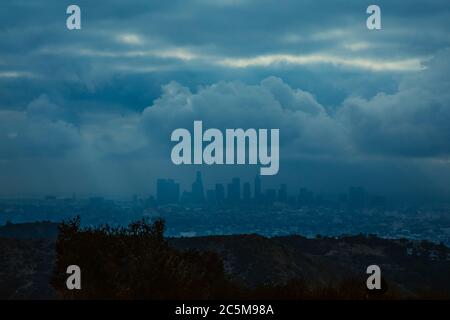 Skyline di Los Angeles in una giornata piovosa dal cartello di Hollywood. Foto Stock