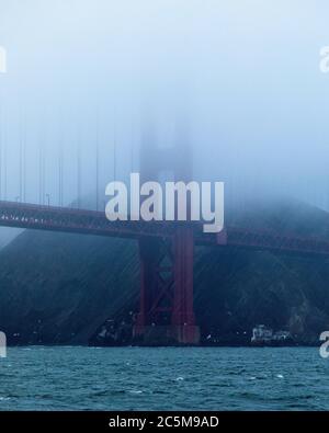 Moody foto del Golden Gate Bridge da uno yacht. Giornata piovosa sotto il Golden Gate Bridge a San Francisco. Tempo di trasmissione e clima cattivo co Foto Stock