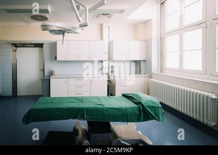 Apparecchiature e dispositivi medici in sala operatoria ibrida filtro blu, procedure chirurgiche Foto Stock