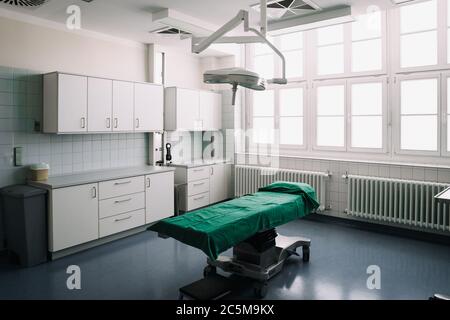 Apparecchiature e dispositivi medici in sala operatoria ibrida filtro blu, procedure chirurgiche Foto Stock