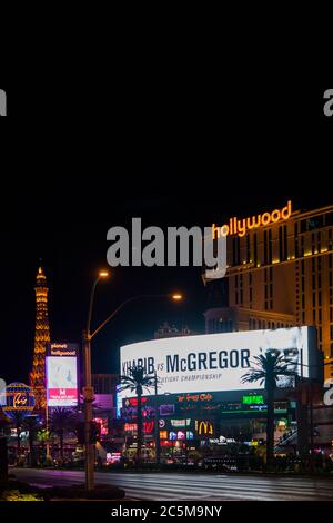 Las Vegas, Nevada / USA - 10/07/2018: Replica della Torre Eiffel al Paris Las Vegas Hotel & Casino. La famosa Strip di Las Vegas - Hollywood Hotel e Par Foto Stock