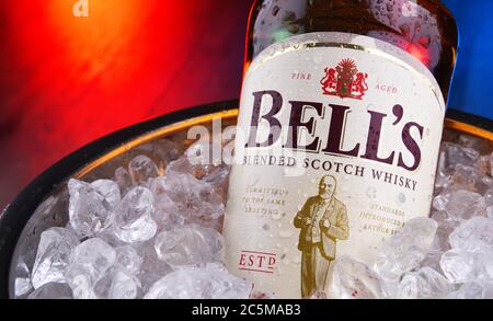 POZNAN, POLONIA - 3 GENNAIO 2020: Bottiglia di Bells, un marchio di Blended Scotch prodotto originariamente da Arthur Bell and Sons Ltd. Ora di proprietà di Diageo, l'Hig Foto Stock