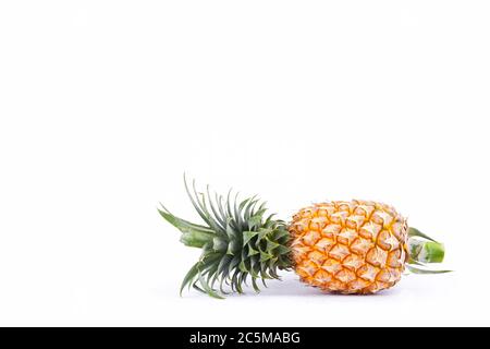 Ananas (ananas comosus) su sfondo bianco sano cibo di frutta di ananas isolato Foto Stock