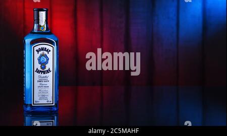 POZNAN, POL - 10 GENNAIO 2020: Bottiglia di Bombay Sapphire, un marchio di gin distribuito da Bacardi. Introdotto sul mercato nel 1987 da International distillil Foto Stock