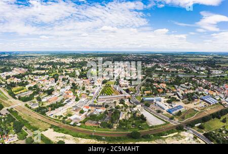 Foto aerea del paesaggio urbano della città polacca tedesca Guben o Gubin in una giornata estiva Foto Stock