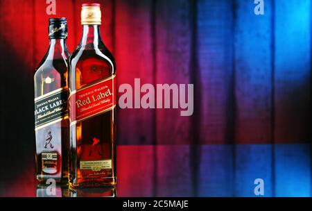 POZNAN, POL - 10 GENNAIO 2020: Bottiglie di Johnnie Walker, il marchio più diffuso al mondo di whisky scozzese miscelato con vendite di oltre 130 Foto Stock