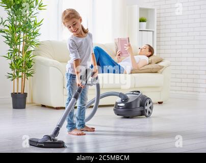 la famiglia è felice di pulire la camera Foto Stock