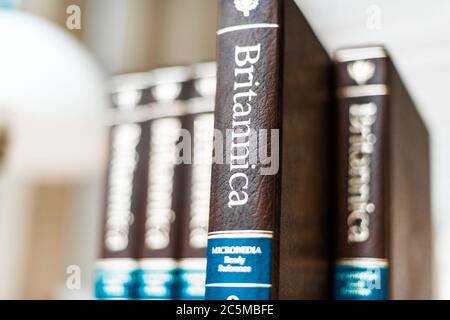 POZNAN, POL - FEB 03, 2020: Encyclopedia Britannica volumi in una biblioteca pubblica Foto Stock