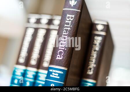 POZNAN, POL - FEB 03, 2020: Encyclopedia Britannica volumi in una biblioteca pubblica Foto Stock