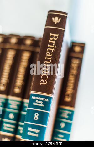 POZNAN, POL - FEB 03, 2020: Encyclopedia Britannica volumi in una biblioteca pubblica Foto Stock