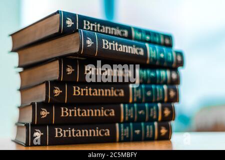 POZNAN, POL - FEB 03, 2020: Encyclopedia Britannica volumi in una biblioteca pubblica Foto Stock