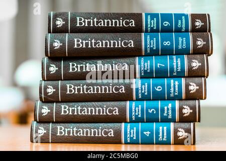 POZNAN, POL - FEB 03, 2020: Encyclopedia Britannica volumi in una biblioteca pubblica Foto Stock