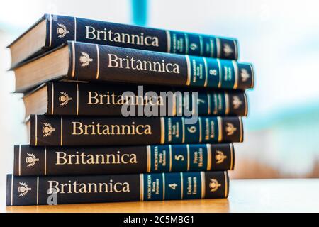 POZNAN, POL - FEB 03, 2020: Encyclopedia Britannica volumi in una biblioteca pubblica Foto Stock