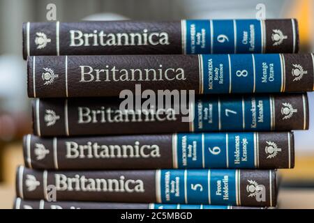 POZNAN, POL - FEB 03, 2020: Encyclopedia Britannica volumi in una biblioteca pubblica Foto Stock