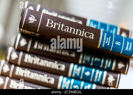 POZNAN, POL - FEB 03, 2020: Encyclopedia Britannica volumi in una biblioteca pubblica Foto Stock