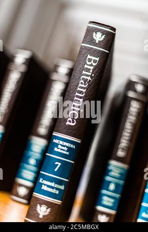 POZNAN, POL - FEB 03, 2020: Encyclopedia Britannica volumi in una biblioteca pubblica Foto Stock