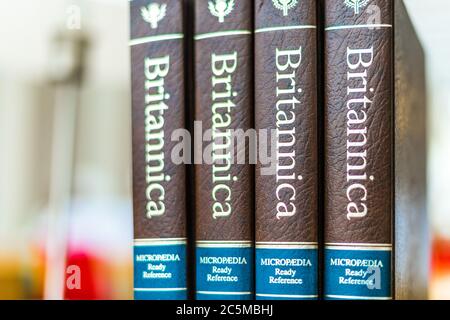 POZNAN, POL - FEB 03, 2020: Encyclopedia Britannica volumi in una biblioteca pubblica Foto Stock