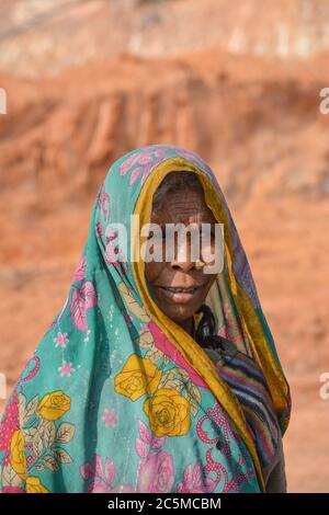 TIKAMGARH, MADHYA PRADESH, INDIA - 09 FEBBRAIO 2020: Un ritratto di vecchia donna indiana non identificata al suo villaggio, una scena rurale indiana. Foto Stock