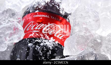 POZNAN, POL - 22 MAGGIO 2020: Bottiglia di Coca-Cola, una bevanda analcolica gassata prodotta dalla Coca-Cola Company con sede ad Atlanta, Georgia, USA Foto Stock