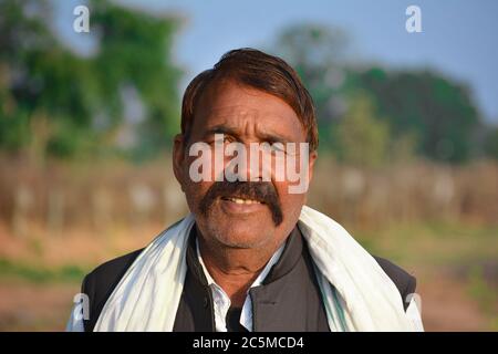 TIKAMGARH, MADHYA PRADESH, INDIA - 08 FEBBRAIO 2020: Un ritratto di vecchio indiano non identificato nel suo villaggio. Foto Stock