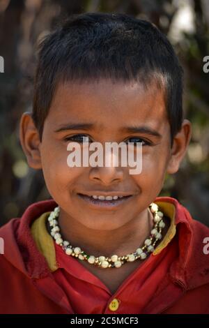 TIKAMGARH, MADHYA PRADESH, INDIA - 03 FEBBRAIO 2020: Ragazzo villaggio indiano non identificato che si stigra alla macchina fotografica. Foto Stock