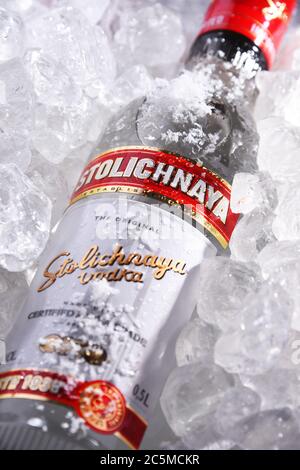 POZNAN, POL - 28 MAGGIO 2020: Bottiglia di Stolichnaya, popolare marca di vodka russa fatta di grano e grano di segala Foto Stock