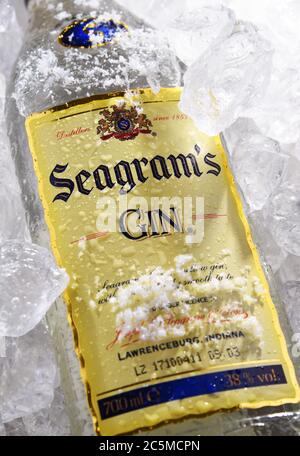 POZNAN, POL - 28 MAGGIO 2020: Bottiglia di Seagrams Gin, il gin più venduto in America, prodotto dal 1939. Foto Stock