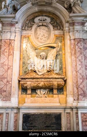 La tomba del Cardinale Cinzio Aldobrandi nella Basilica di San Pietro in vincoli a Roma Foto Stock