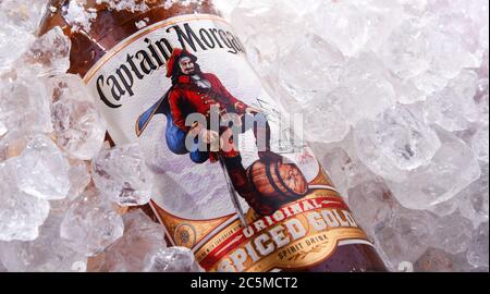 POZNAN, POL - 28 MAGGIO 2020: Bottiglia di Captain Morgan, una marca di rum originario delle Isole Vergini statunitensi e ora prodotto da Diageo, alcolico britannico A. Foto Stock
