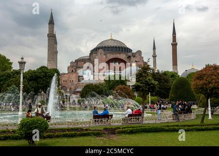 Una vista dal Parco Sultanahmet che guarda verso Aya Sofya (Haghia Sofia) nel quartiere Sultanahmet di Istanbul in Turchia. Foto Stock