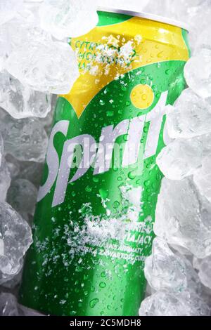 POZNAN, POL - 10 GIU 2020: Lattina di Sprite, una marca di bevanda analcolica, creata dalla Coca-Cola Company, sviluppata in Germania occidentale nel 1959 come risposta Foto Stock
