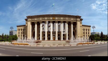 Almaty, Kazakhstan - 10 giugno 2018: Vista panoramica sulla Piazza Vecchia e sulla Casa del Governo di Almaty, Kazakhstan. Foto Stock