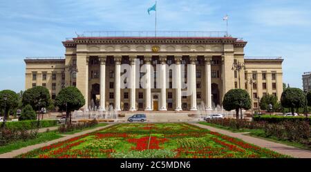 Almaty, Kazakhstan - 10 giugno 2018: Vista panoramica sulla Piazza Vecchia e sulla Casa del Governo di Almaty, Kazakhstan. Foto Stock