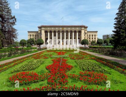 Almaty, Kazakhstan - 10 giugno 2018: Vista panoramica sulla Piazza Vecchia e sulla Casa del Governo di Almaty, Kazakhstan. Foto Stock