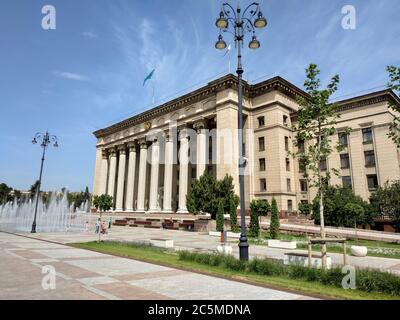 Almaty, Kazakhstan - 10 giugno 2018: Vista panoramica sulla Piazza Vecchia e sulla Casa del Governo di Almaty, Kazakhstan. Foto Stock