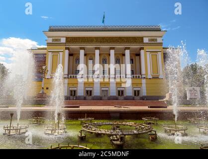 Almaty, Kazakhstan - 10 giugno 2018: Teatro dell'Opera e del Balletto accademico di Stato intitolato Abai ad Almaty, Kazakhstan Foto Stock
