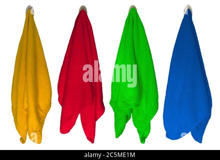 Asciugamani colorati appesi su ganci isolati su sfondo bianco. Tracciato di ritaglio incluso. Foto Stock